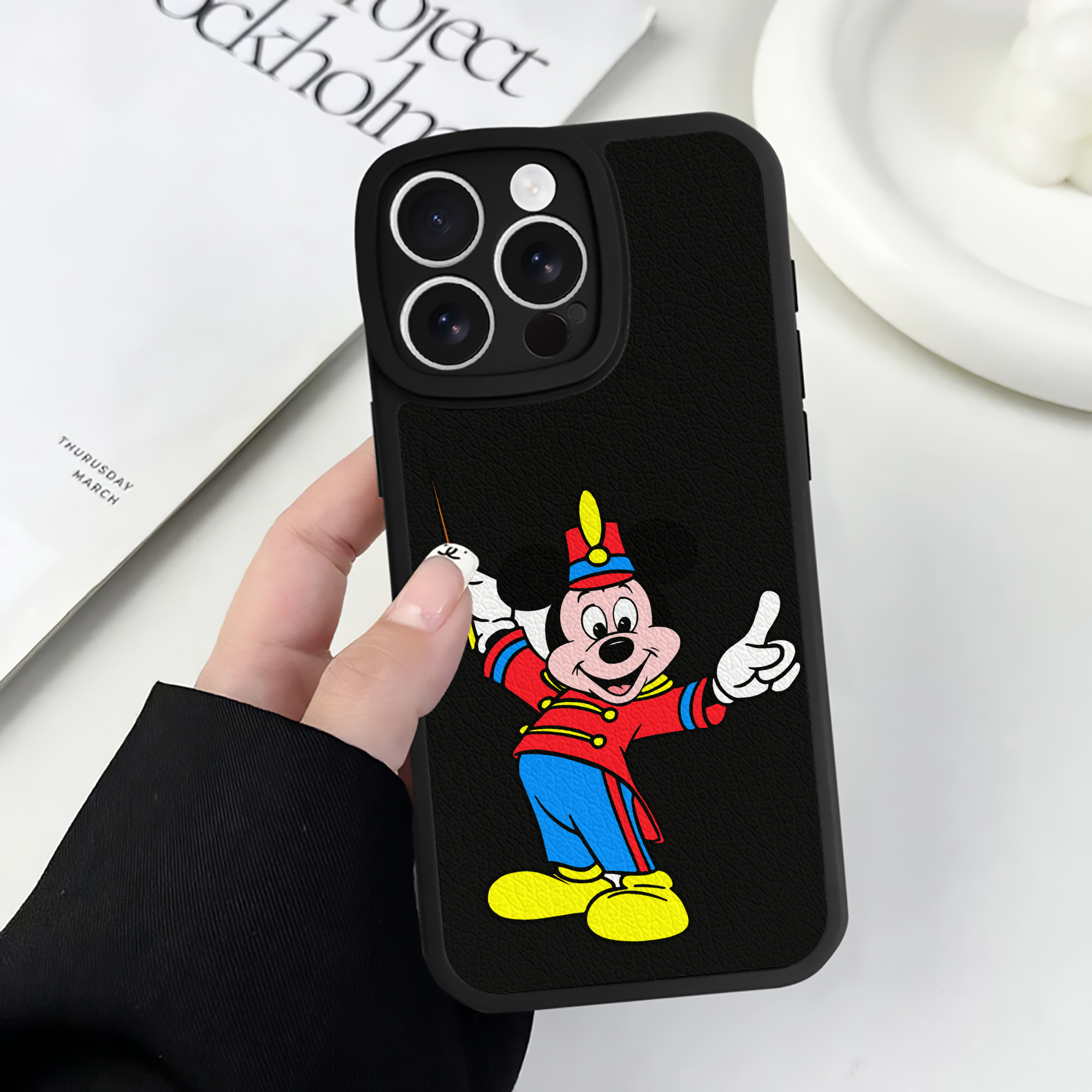 （画像用） ミッキーマウス Mickey Mouse 【iPhone 16シリーズ対応】シリコンスマホケース（レザー調） 材質：シリコン